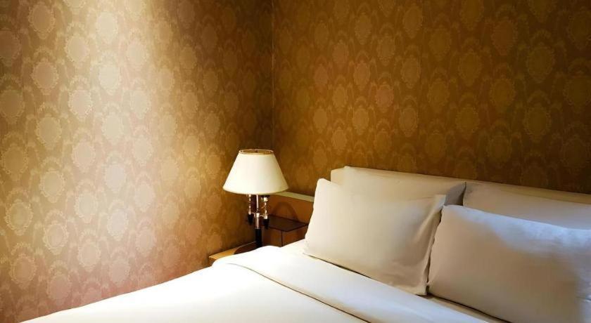 เดอะ ไวท์ โฮเต็ล 8A ทัยวันลุง Hotel โฮจิมินห์ซิตี้ ภายนอก รูปภาพ